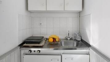 Kühlschrank, Mikrowelle, Herdplatte, Wasserkocher mit Kaffee-/Teezubehör