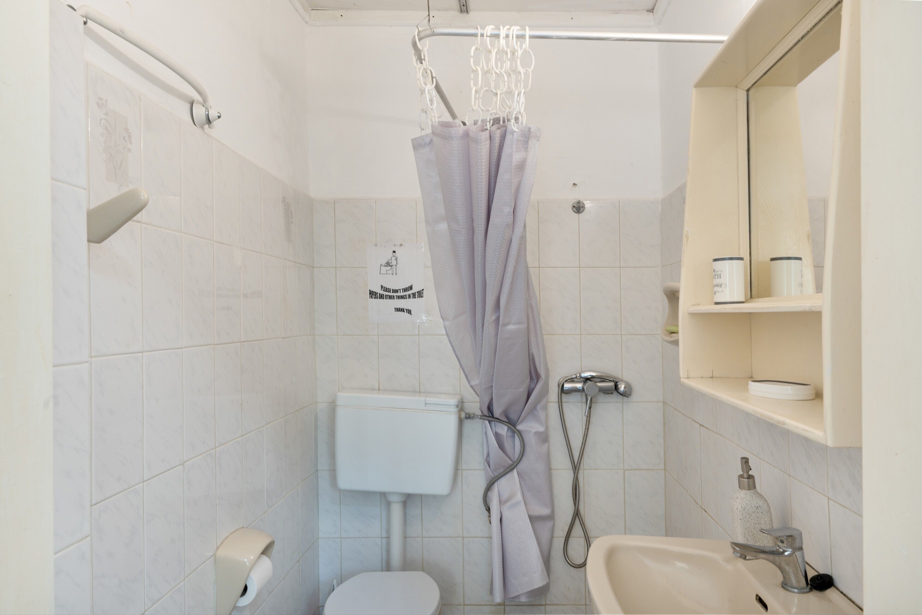 Een douche, een haardroger, handdoeken