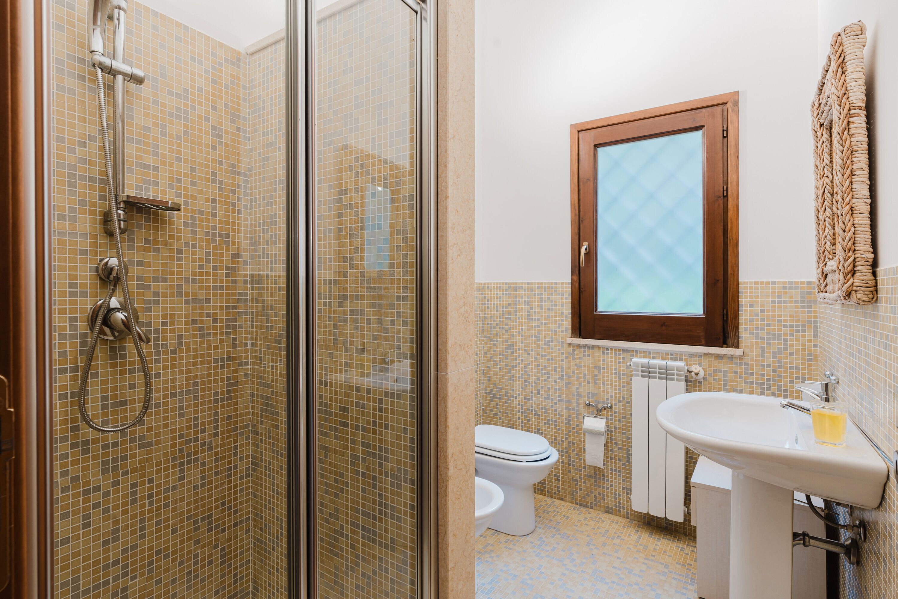 Dusche, Haartrockner, Handtücher