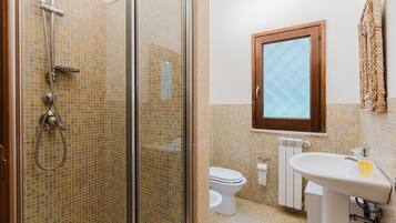 Dusche, Haartrockner, Handtücher