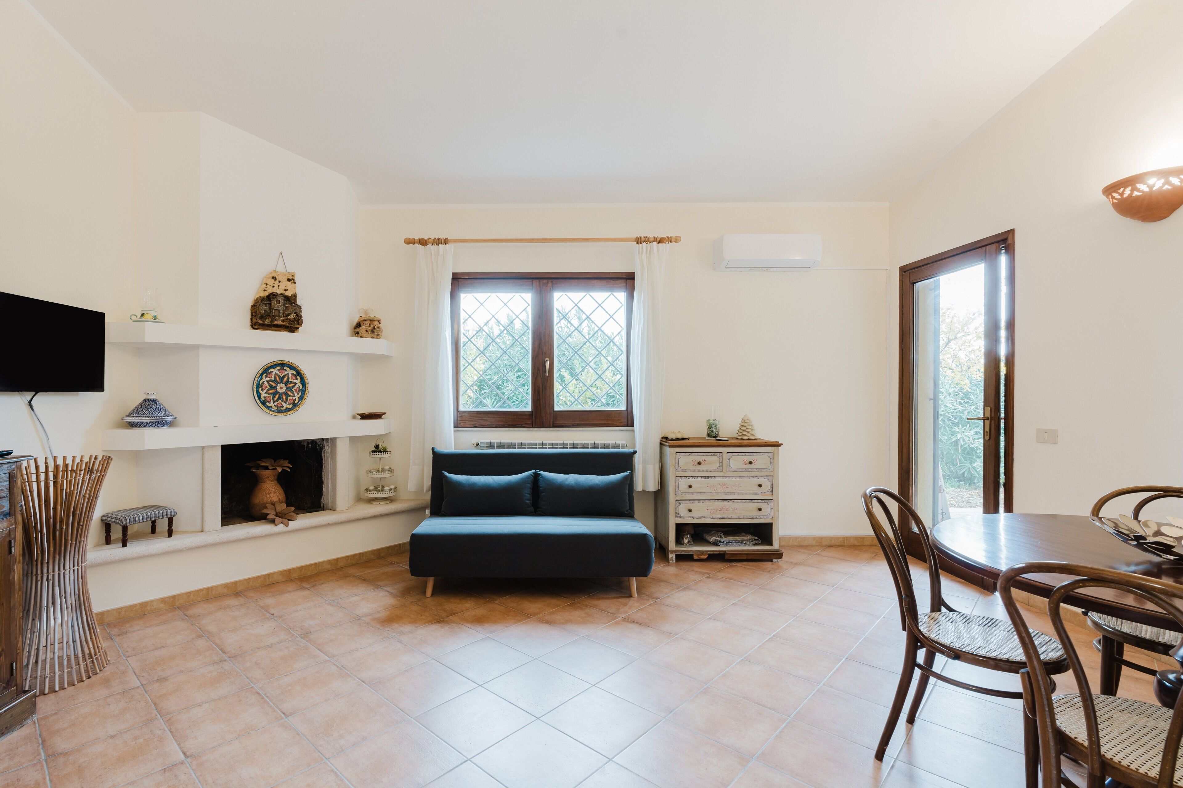 Televisie en een open haard