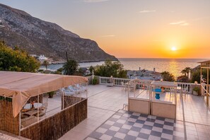 Outdoor dining - Room 'Maisonette Two Split Level No 5' with Sea View, Wi-Fi and Air Conditioning (Panormos Kalymnos)