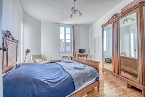 3 slaapkamers, een strijkplank/strijkijzer, beddengoed