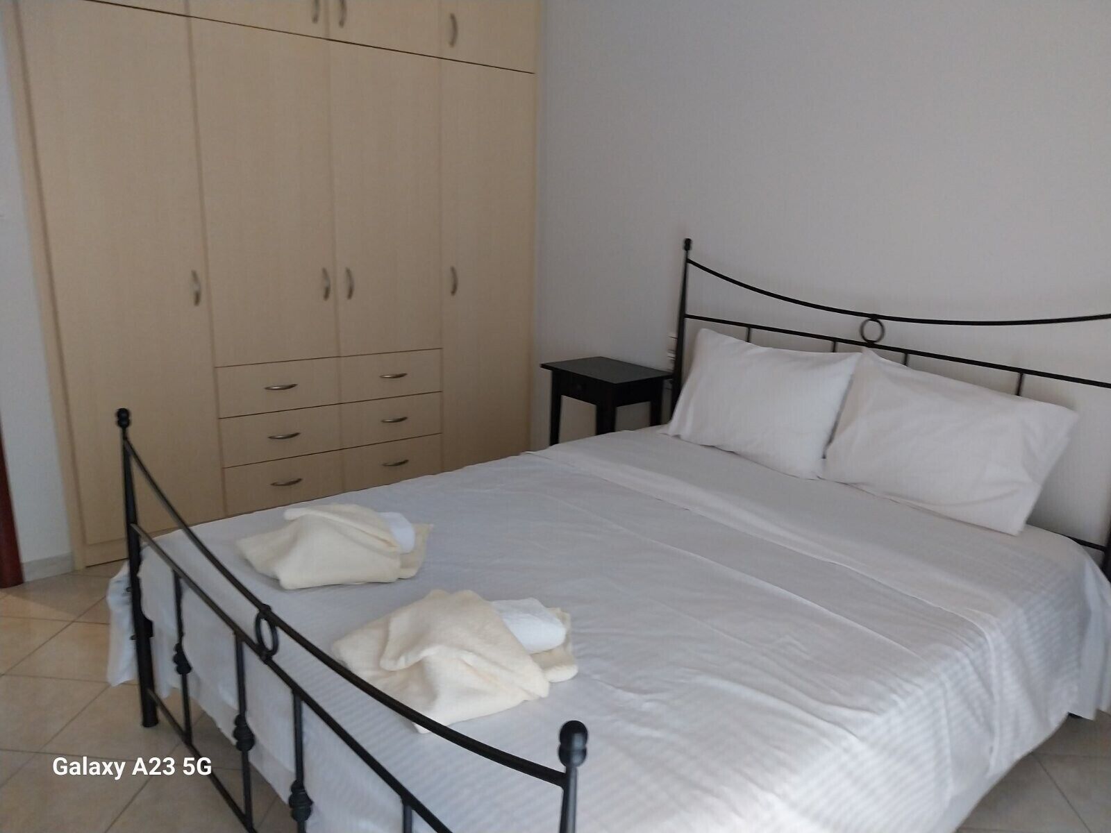 2 slaapkamers, een strijkplank/strijkijzer, gratis wifi, beddengoed