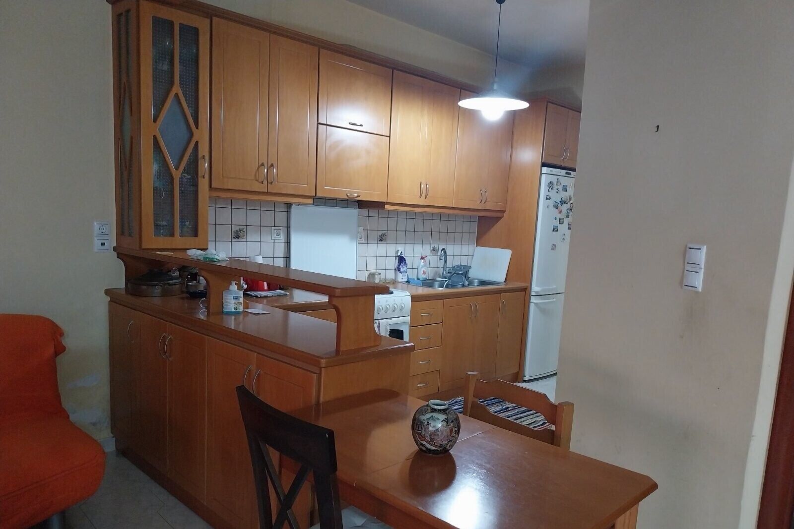 Fridge, oven, stovetop, coffee/tea maker