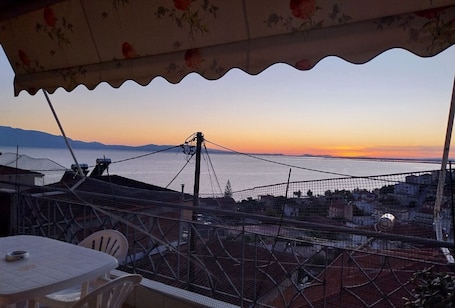 Outdoor dining. Apartment 'Menidi' with Sea View, Wi-Fi and Air Conditioning