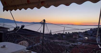 Ferienwohnung 'Menidi' mit Meerblick, WLAN und Klimaanlage