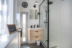 Dusch, hårtork och handdukar