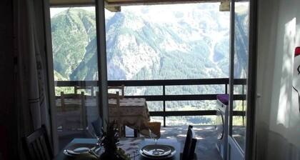Appartement "CÎté Montagne" avec vue sur les montagnes, terrasse privée et Wi-Fi