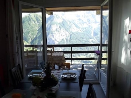 Dining. Mountain-side apartment with mountain views, private terrace and Wi-Fi