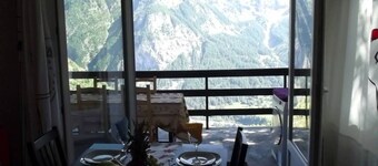 Mountain-side apartment with mountain views, private terrace and Wi-Fi