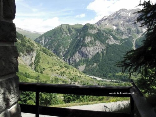 Appartement "Côté Montagne" avec vue sur les montagnes, terrasse privée et Wi-Fi