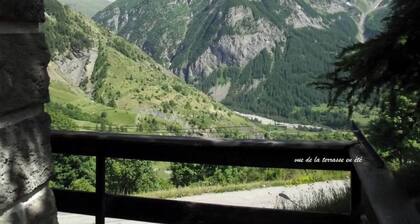 Appartement "CÎté Montagne" avec vue sur les montagnes, terrasse privée et Wi-Fi