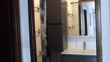 Douche, sèche-cheveux, serviettes fournies