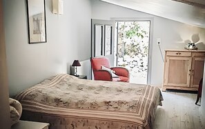 5 bedrooms, iron/ironing board, free WiFi, bed sheets