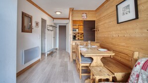 Un interior de madera con una mesa de comedor, sillas y un banco.