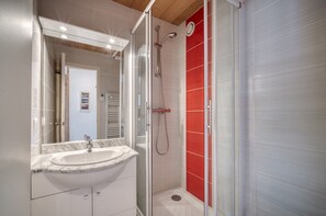 Shower, hair dryer - Apartment 'N° 46' with Mountain View and Balcony (Les Belleville)