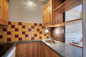 Fridge, microwave, oven, stovetop - Apartment 'N° 46' with Mountain View and Balcony (Les Belleville)