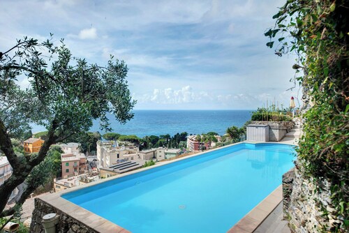 Villa 'Villino Rosanna' with Sea View, Wi-Fi and Air Conditioning