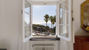 An open window with a view of palm trees and parked cars. - Villino Rosanna with Private Pool and Sea View (Bogliasco)
