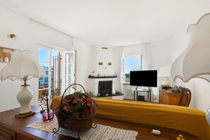 TV, fireplace - Villa 'Villino Rosanna' with Sea View, Wi-Fi and Air Conditioning (Bogliasco)