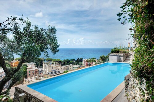 Villa 'Villino Rosanna' with Sea View, Wi-Fi and Air Conditioning