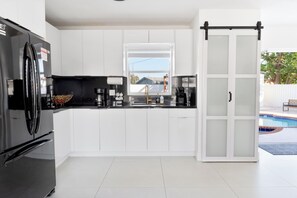 Kühlschrank, Mikrowelle, Herdplatte, Wasserkocher mit Kaffee-/Teezubehör