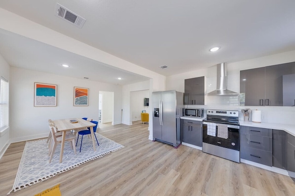 Geladeira, micro-ondas, fogão, cooktop