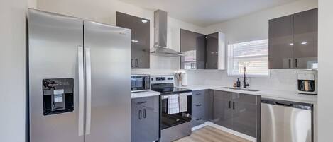 Frigorífico, microondas, horno y placa de cocina