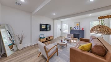 Smart TV y chimenea