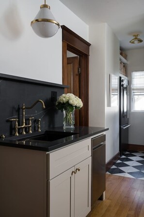 Interior - The Auburn Hideaway - Cozy 3BR Home in Wauwatosa (Wauwatosa)