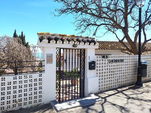 Exterior - Beach 5 min walk Villa with Pool and Parking (Fuengirola)