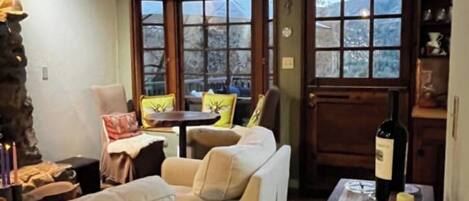 Een smart-tv, boeken, een computerscherm en een printer