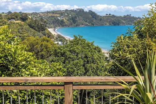 Seahorse Cottage - Overlooking Onetangi Beach