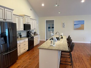 Een microgolfoven, een oven, een kookplaat, een vaatwasser