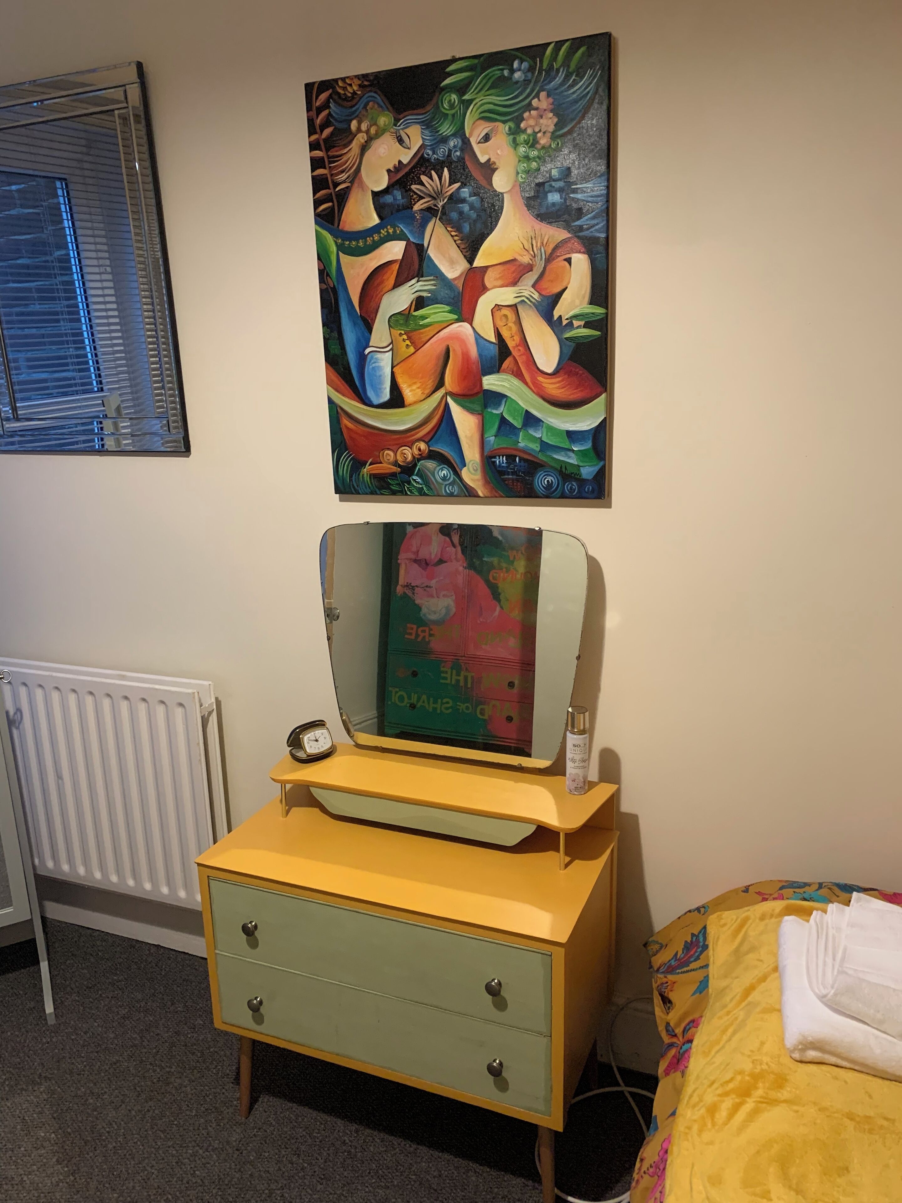 2 habitaciones, escritorio y tabla de planchar con plancha 