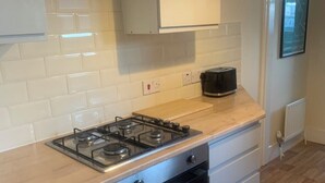 A kitchen with a gas stove, oven, and a toaster on the countertop. - Perfect 2-bedroom house, Albert cottage with WiFi in charming Southampton (Southampton)