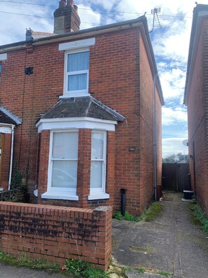 A red brick house with a bay window, a white door, and a number '82' on the wall. - Perfect 2-bedroom house, Albert cottage with WiFi in charming Southampton (Southampton)