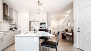 Private kitchen - Modern Executive Home-Sleeps12-KingBeds-FullHouse (Edmonton)