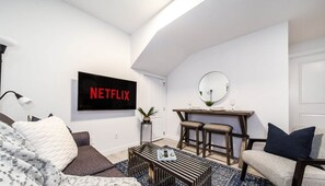 Smart TV, futbolito y libros 