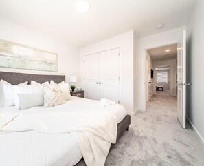4 habitaciones, escritorio y tabla de planchar con plancha 