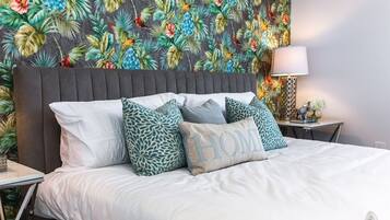 4 habitaciones, escritorio y tabla de planchar con plancha