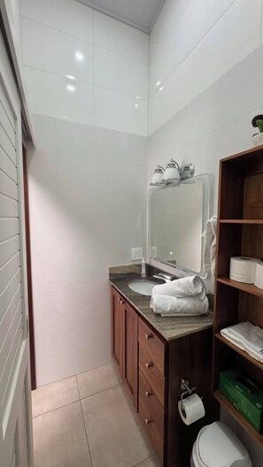 Serviettes fournies, papier de toilette