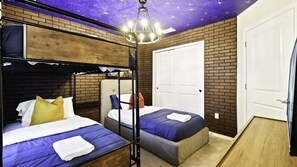 7 bedrooms, iron/ironing board, free WiFi, bed sheets - Stylish vacation home w Pool, Game Room & Resort Fun (Davenport)
