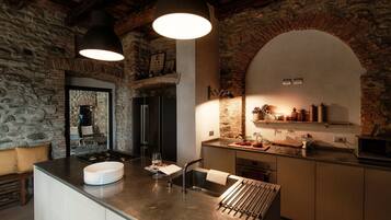 Frigorifero, microonde, forno, piano cottura