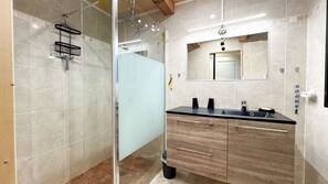 Bathroom - Pretty single-storey villa with garden (LA COUARDE SUR MER)
