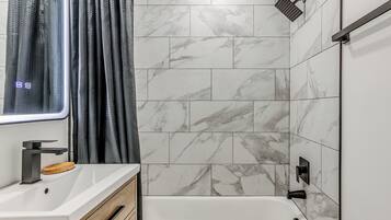 Haartrockner, Handtücher, Seife, Toilettenpapier