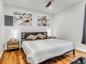 1 soverom, skrivebord, strykejern/-brett og wi-fi (inkludert)