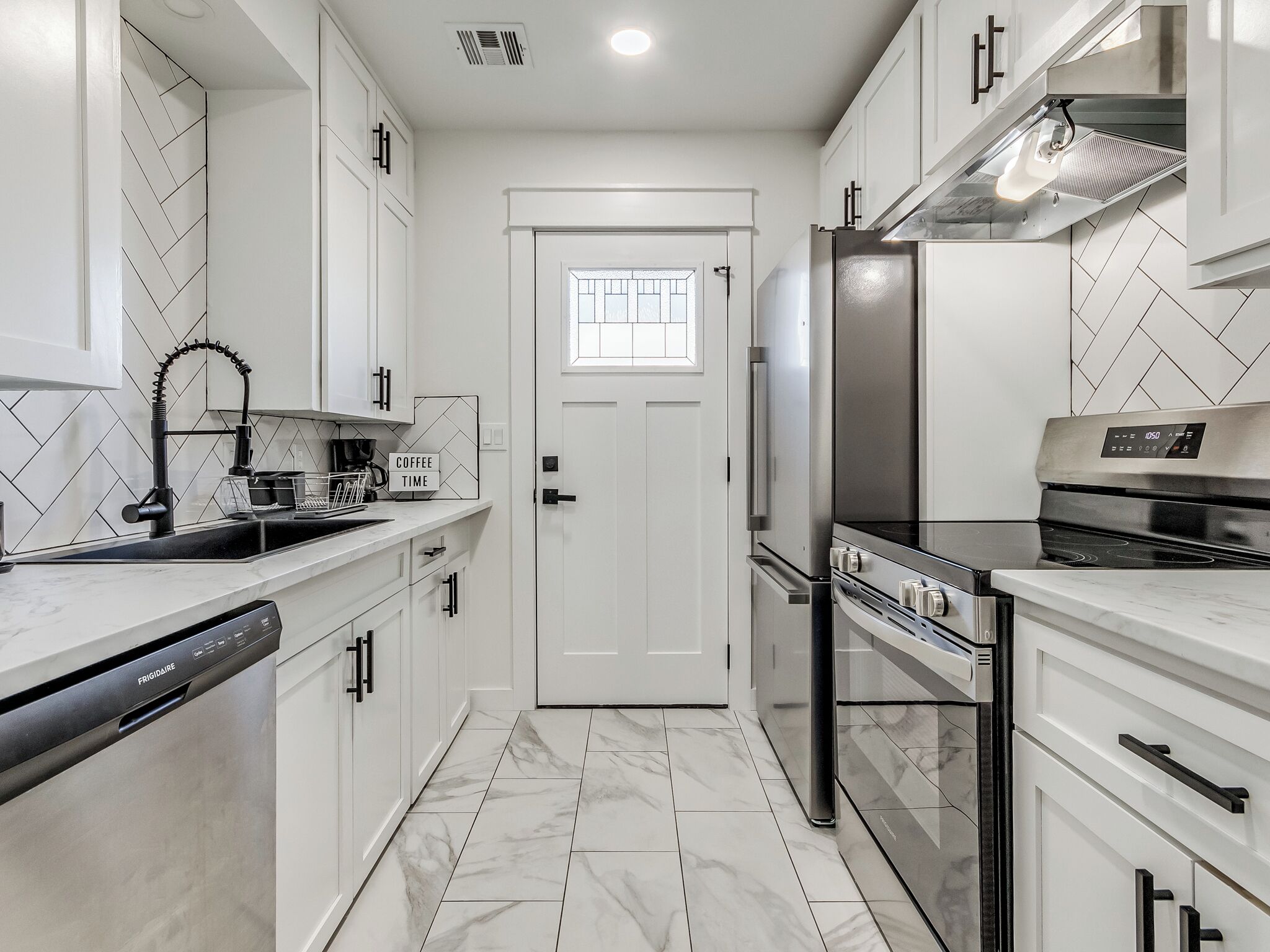 Een koelkast, een microgolfoven, een oven, een kookplaat