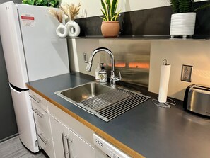 Microwave, stovetop, dishwasher - Boho Haven with Free Parking, Wifi and King Bed, Walk to Clubs, U of A and Food (Tucson)